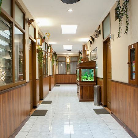 Reddoorz Plus Near Riau Street Bandung Ngoại thất bức ảnh