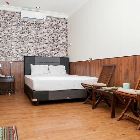 Reddoorz Plus Near Riau Street Bandung Ngoại thất bức ảnh