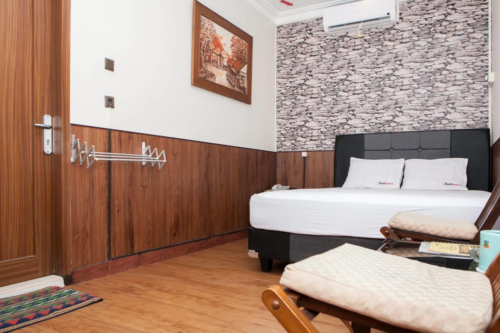 Reddoorz Plus Near Riau Street Bandung Ngoại thất bức ảnh
