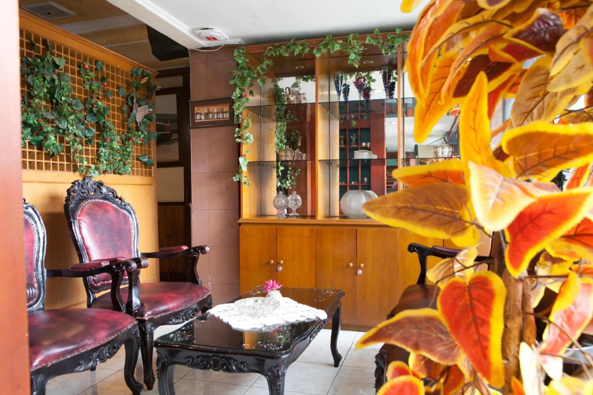 Reddoorz Plus Near Riau Street Bandung Ngoại thất bức ảnh