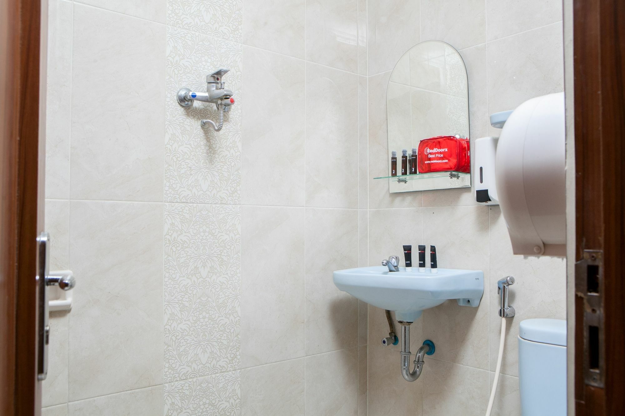 Reddoorz Plus Near Riau Street Bandung Ngoại thất bức ảnh