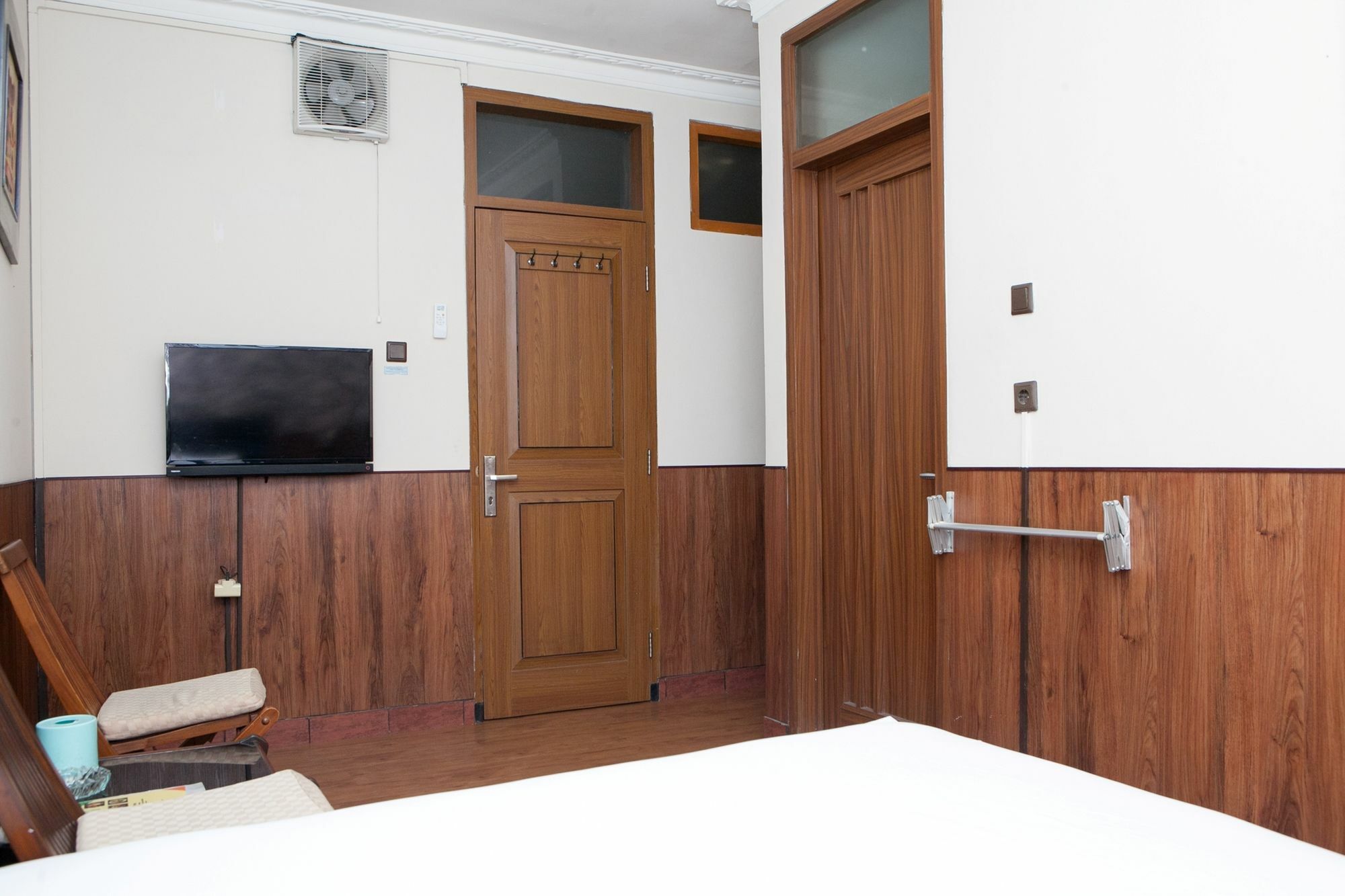Reddoorz Plus Near Riau Street Bandung Ngoại thất bức ảnh
