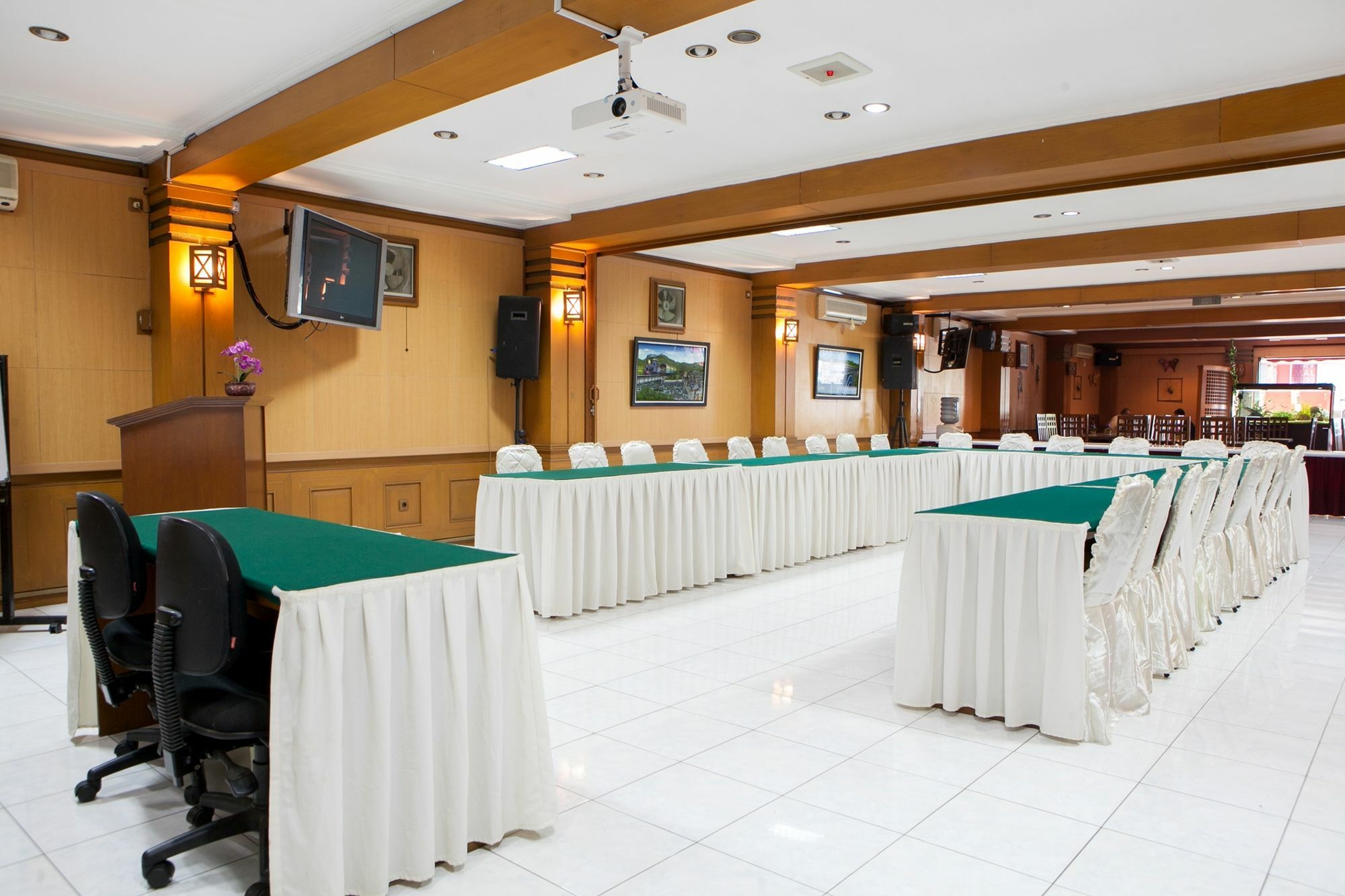 Reddoorz Plus Near Riau Street Bandung Ngoại thất bức ảnh