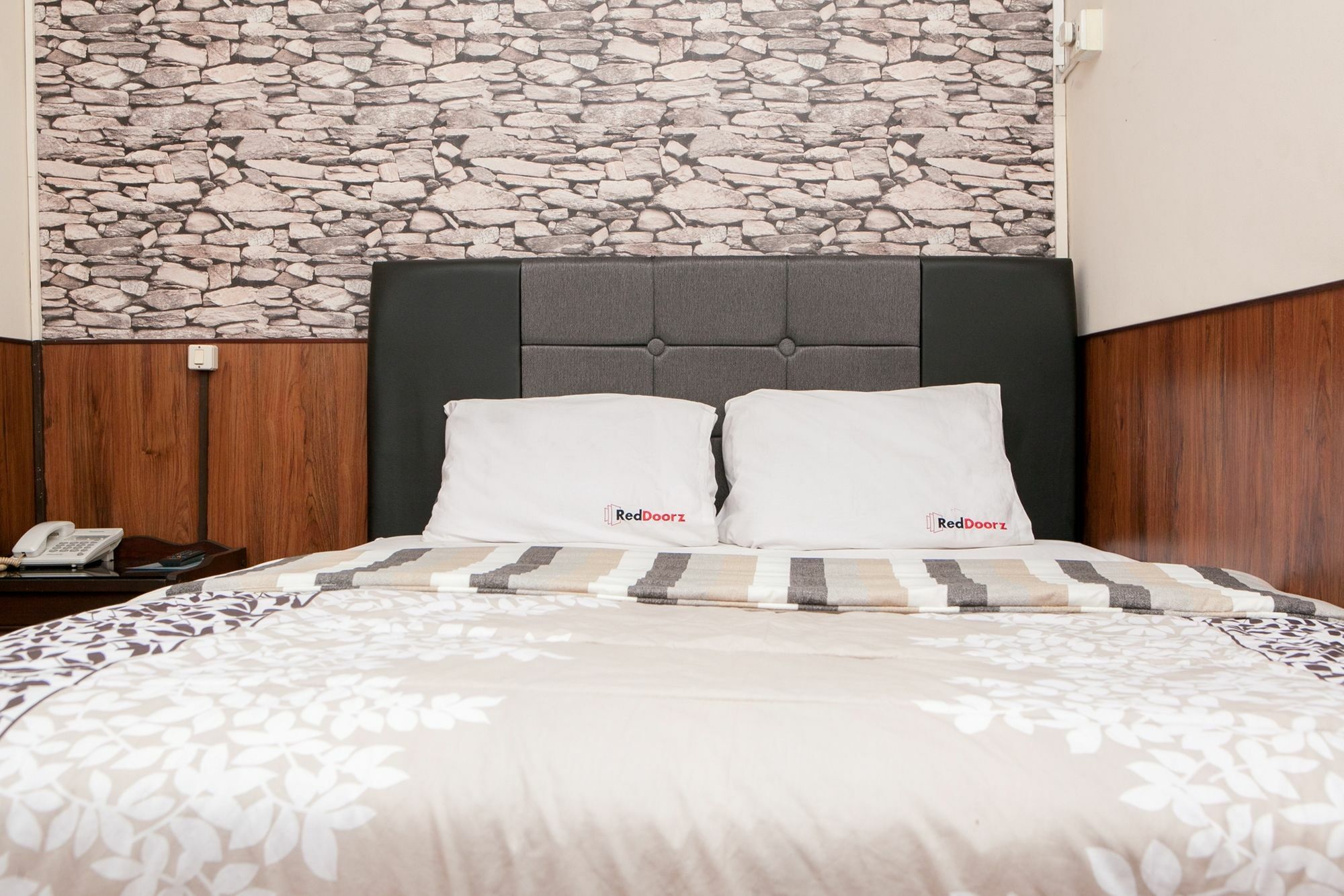 Reddoorz Plus Near Riau Street Bandung Ngoại thất bức ảnh