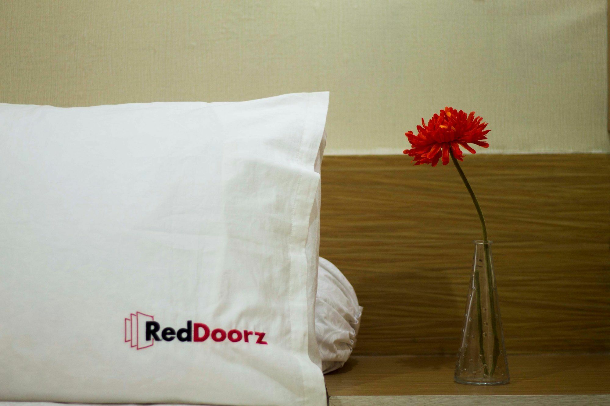 Reddoorz Plus Near Riau Street Bandung Ngoại thất bức ảnh